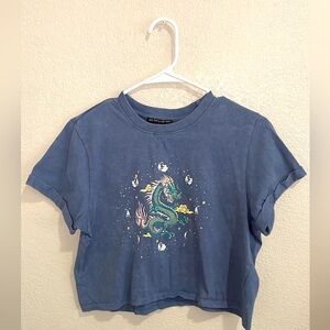Blue cropped t shirt with dragon details